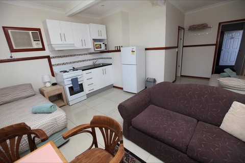 Across Country Motor Inn And Serviced Apartments - Holiday Find 1