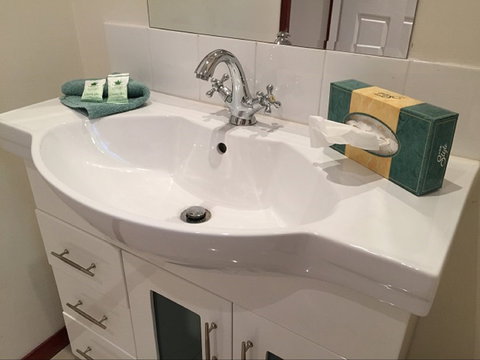 Across Country Motor Inn And Serviced Apartments - Holiday Find 2