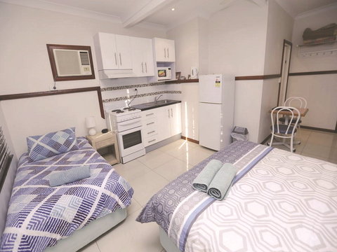 Across Country Motor Inn And Serviced Apartments - Holiday Find 3