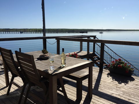 Doi's Ocean Front Apartment - Holiday Find 1