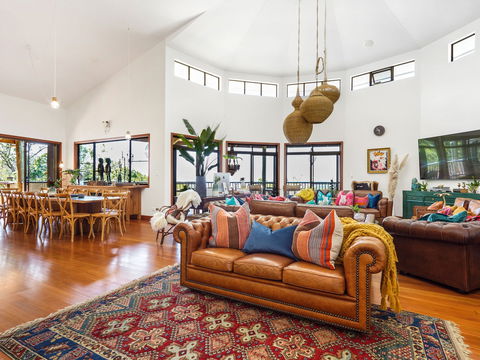 Aquila Retreat Eco Mansion - Holiday Find 0