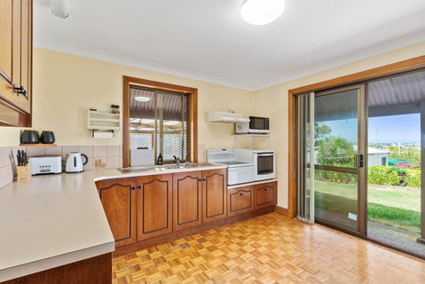 Century21 SouthCoast: Reef & Vines Port Noarlunga - Holiday Find 2