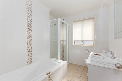 Colonial Court Villas Serviced Apartments - Holiday Find 0