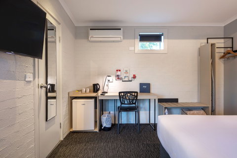 Nightcap At Colyton Hotel - Holiday Find 1