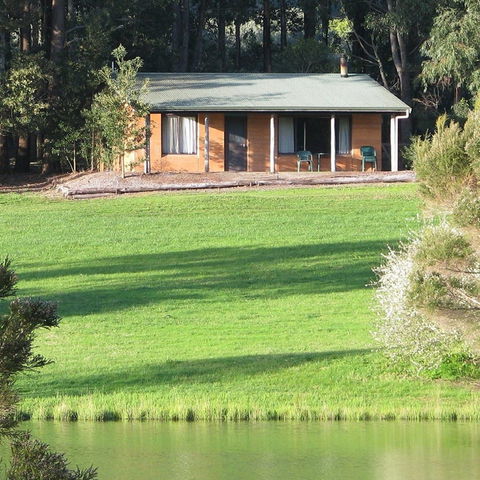 Pemberton Lake View Chalets - Holiday Find 0