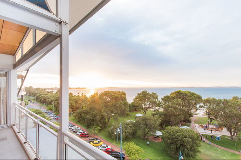 Rockingham Apartments - Holiday Find 2