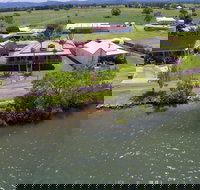 Cranford Waterfront Cottage - Holiday Find