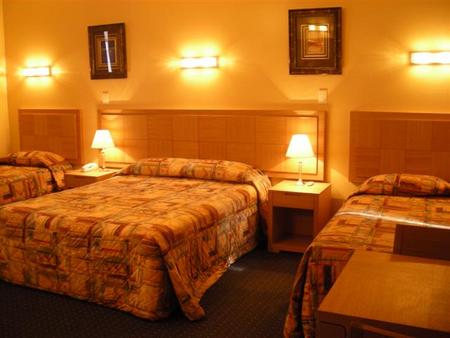Desert Sand Motor Inn - Holiday Find 3