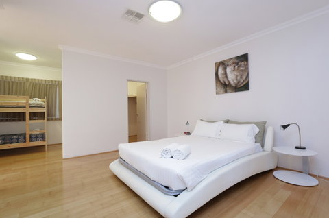 Antonas Verandah Apartments - Holiday Find 5