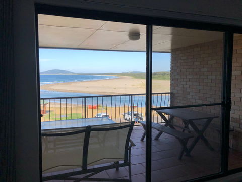 Beachfront Apartment - Holiday Find 2
