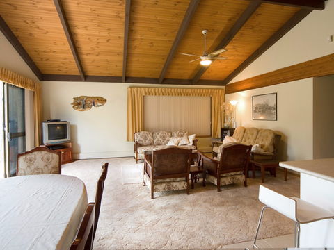 Chisholm Heights CBD Accommodation - Holiday Find 0