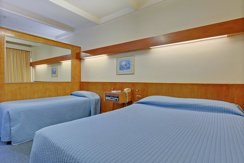 Village Family Motor Inn - Holiday Find 2