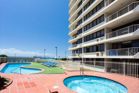 Breakers North - Absolute Beach Front Holiday Apartments - Holiday Find 2