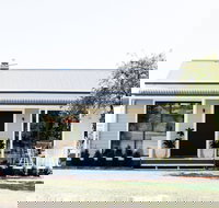 Chic Country Cottage with Vineyard Views - Holiday Find