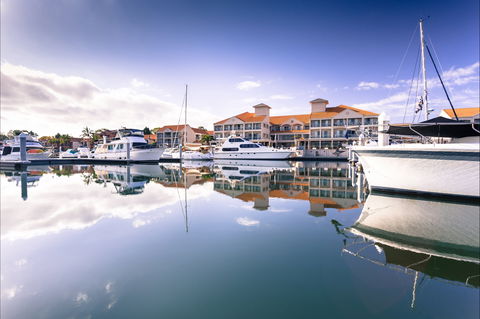 Ramada By Wyndham Hope Harbour - Holiday Find 1