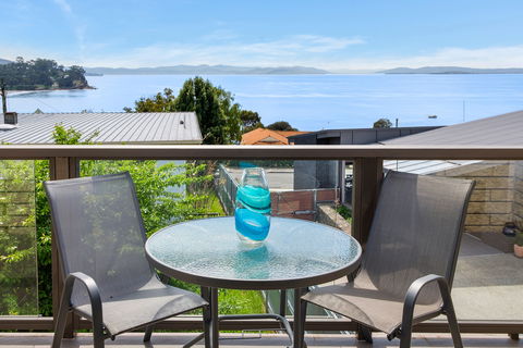 Beach View Apartment - Holiday Find 2