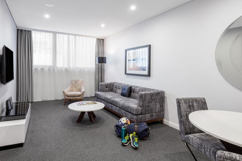 Meriton Suites North Sydney - Holiday Find 2