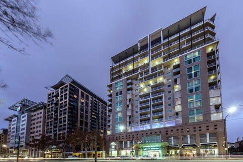 Oaks Adelaide Embassy Suites - Holiday Find 0