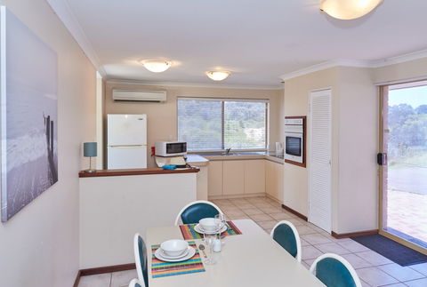 Preston Beach Front Apartment - Holiday Find 1