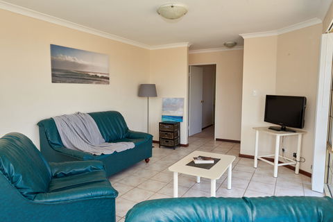 Preston Beach Front Apartment - Holiday Find 2