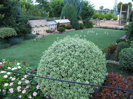 Abingdon Miniature Village - Holiday Find 1