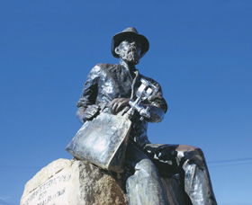 Paddy Hannans Statue - Holiday Find 0