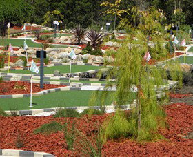 18 Hole Mini Golf - Club Husky - Holiday Find 0
