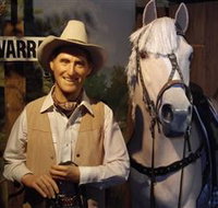 Big Golden Guitar Tourist Centre - Holiday Find