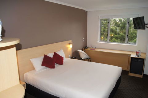 Ibis Sydney Olympic Park - Holiday Find 0