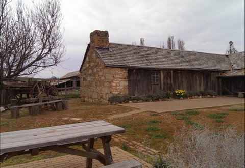 Early Settlers Hut - Holiday Find 0