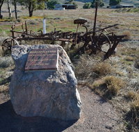 Wangaraleednie Monument  Ruins - Holiday Find