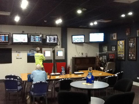 Tennant Creek Memorial Club - Holiday Find 4