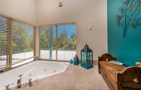 Chimes Spa Retreat - Holiday Find 5