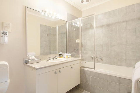 Ringwood Lake Inn - Holiday Find 6