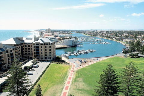 Oaks Glenelg Liberty Suites - Holiday Find 4