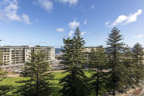 Oaks Glenelg Liberty Suites - Holiday Find 6