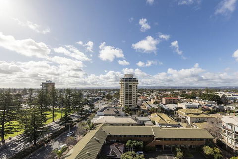 Oaks Glenelg Liberty Suites - Holiday Find 3
