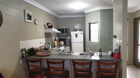 A City Retreat 2BR Apartment Reid Park Townsville - Holiday Find 6