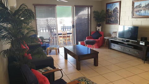 A City Retreat 2BR Apartment Reid Park Townsville - Holiday Find 5
