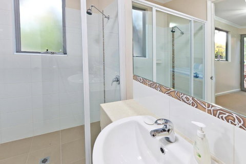 Whatmans Beach House - Holiday Find 6