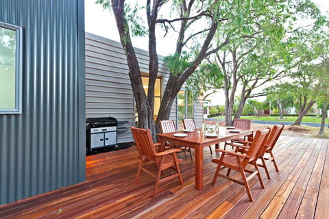 Whatmans Beach House - Holiday Find 4