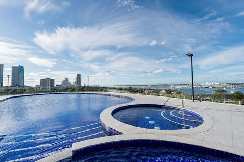 Meriton Suites Southport, Gold Coast - Holiday Find 2