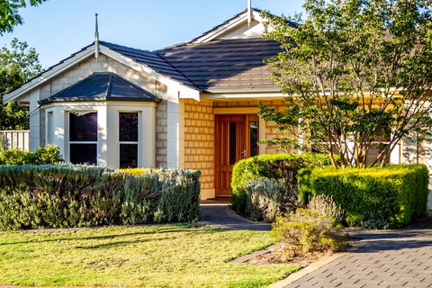 Lochnagar Barossa - Adults Only - Holiday Find 1