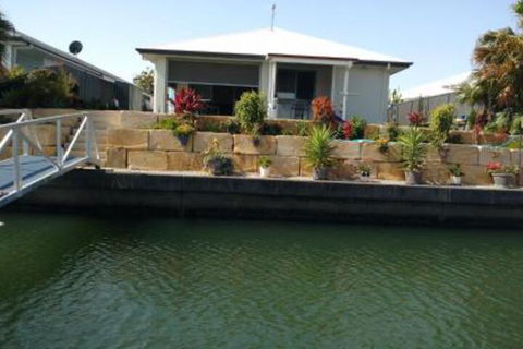 M & Ts Waterfront Bed & Breakfast - Holiday Find 0