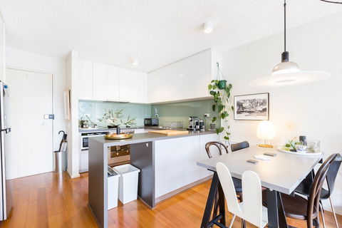 ISAAC, 1BDR South Melbourne Apartment - Holiday Find 5
