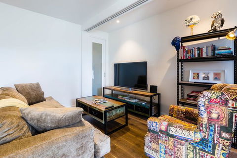 MAXINE, 1BDR Collingwood Apartment - Holiday Find 2