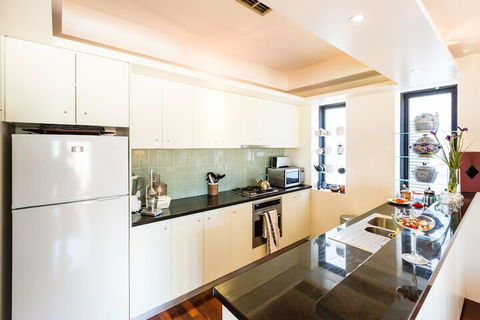 BELLE, 2BDR Melbourne Apartment - Holiday Find 6