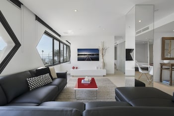 ELAINE, 2BDR St.Kilda Apartment - Holiday Find 0