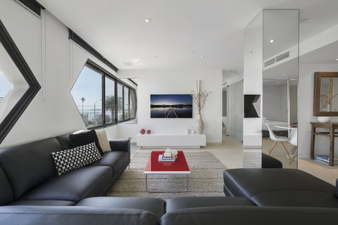 ELAINE, 2BDR St.Kilda Apartment - Holiday Find 1