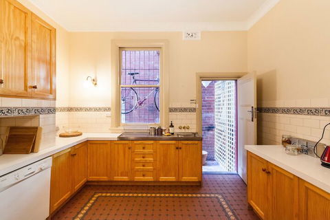 MADELINE, 1BDR Fitzroy Apartment - Holiday Find 6